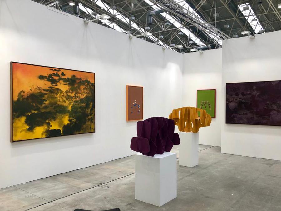 Nel suo stand Federica Schiavo ha creato un dialogo tra due artisti che mostrano nella loro pratica una grande attenzione nei confronti dei materiali e delle tecniche artistiche: l'italiano Andrea Sala, presente con alcune sculture e delle gouache, e l'americano Jay Heikes, presente con dei dipinti. I prezzi andavano da 4.000 a 13.000 euro per Andrea Sala e da 28.000 a 40.000 dollari + Iva per Jay Heikes