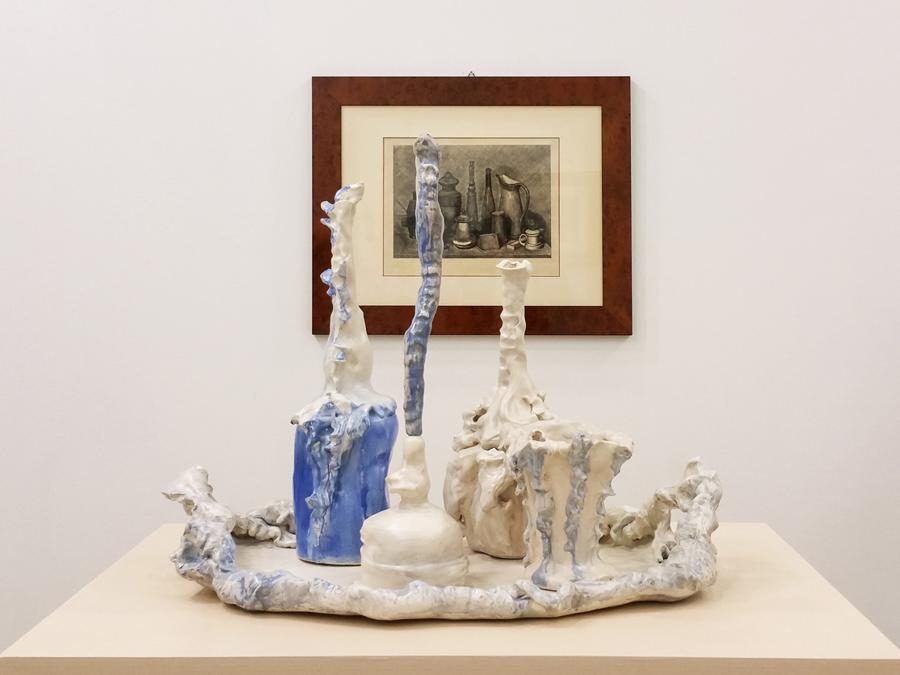 La Galleria d’Arte Maggiore di Bologna è ritornata in fiera dopo un'assenza di 11 anni. Ha allestito uno stand in cui ha messo in dialogo le opere di Morandi e quelle realizzate in ceramica da artisti contemporanei che gli hanno reso omaggio, come Sissi, Bertozzi e Casoni e Luigi Ontani