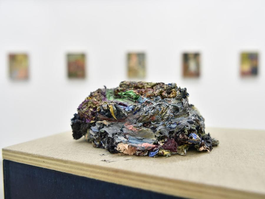 Monitor di Roma ha dedicato il suo stand alla pittura figurativa con opere del danese Peter Linde Busk in dialogo con quelle di Matteo Fato. In particolare, di quest'ultimo sono stati mostrati due ritratti, uno di Cesare Manzo, primo gallerista dell'artista, e l'altro del curatore Simone Ciglia, il primo nudo dal vero realizzato da Fato. Con l'olio avanzato dai dipinti esposti nelle mostre recenti da Monitor a Roma e a Pereto l'artista ha realizzato un autoritratto. I prezzi andavano da 4.000 a 12.000 euro + Iva per Fato e sui 7.500 euro per Linde Busk