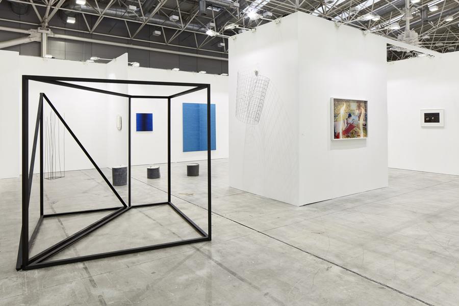 La galleria bolognese P420 ha partecipato con due stand. In quello principale ha esposto tre piccole personali dedicate a tre artisti e tre mezzi espressivi diversi: la scultura con Paolo Icaro, la pittura con Irma Blank (attualmente in mostra al Mamco di Ginevra in una mostra personale itinerante che arriverà anche all'Ica di Milano) e la fotografia con Alessandra Spranzi. (ph.C.Favero)
