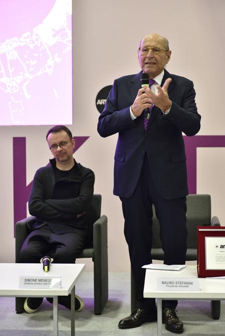 A 80 anni, Roberto Casamonti della galleria Tornabuoni ha ricevuto il premio ANGAMC alla carriera
