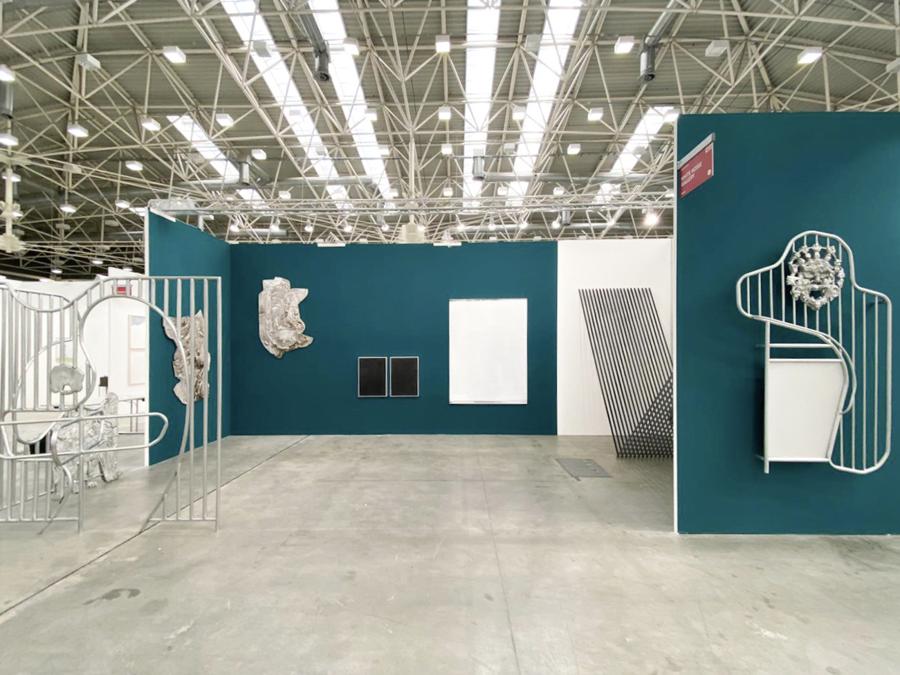 La galleria romana White Noise, particolarmente apprezzata dal collezionista tedesco di base a Bruxelles Tobias Arendt, ha presentato tre giovani artisti in dialogo: il francese Nelson Pernisco, classe 1993, l'italiano Francesco De Prezzo, classe 1994, e Jonathan Vivacqua, anche lui italiano, classe 1986. Il primo, in particolare, ha creato una grande installazione realizzata con elementi di arredo urbano sottratti alla strada e opere a parete realizzate gettando bombe Molotov contro manifesti elettorali (circa 3.500 euro)