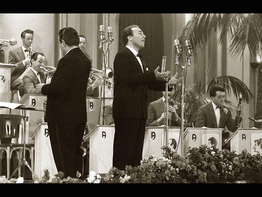Sanremo, 70 anni di moda (e musica) sul palco dell'Ariston - Il Sole 24 ORE