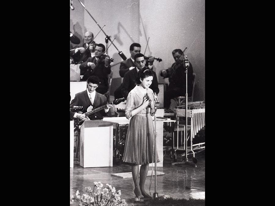 Sanremo, 70 anni di moda (e musica) sul palco dell'Ariston ...