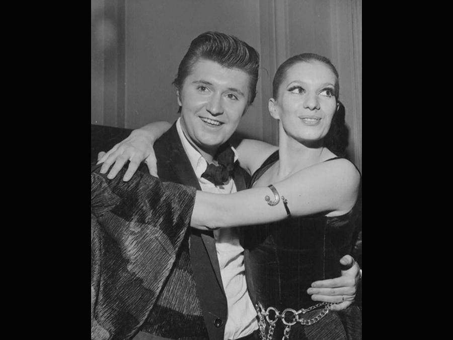 Sanremo, 70 anni di moda (e musica) sul palco dell'Ariston - Il Sole 24 ORE