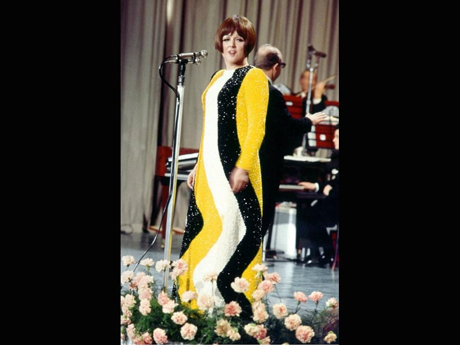 1969. Orietta Berti con un abito di Mila Schon