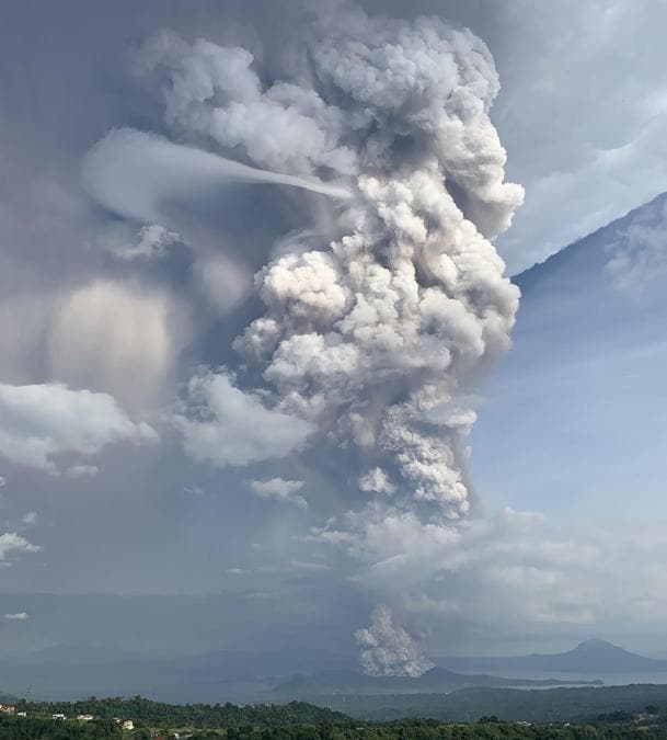 Il vulcano Taal visto dalla città di Tagaytay nella provincia di Cavite, a sud-ovest di Manila. (Photo by Bullit MARQUEZ / AFP)