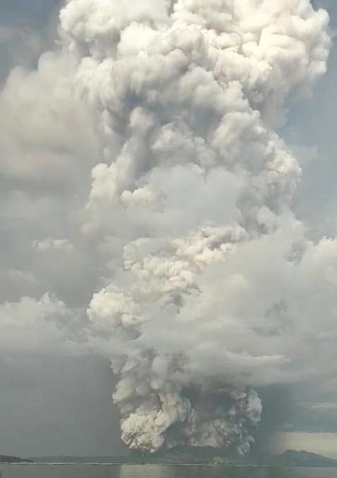 L'eruzione del vulcano Taal  vista da Agoncillo, Batangas, nelle Filippine. JAY DE SAGUN CABRERA /via REUTERS