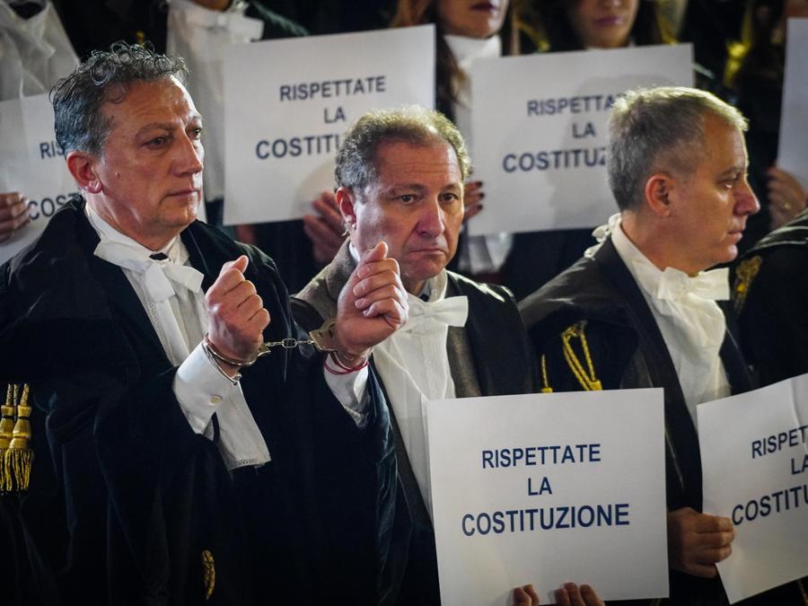 Alcuni avvocati protestano con le manette nel Palazzo di Giustizia fall’inaugurazione dell’anno giudiziario a Napoli. (ANSA/CESARE ABBATE)