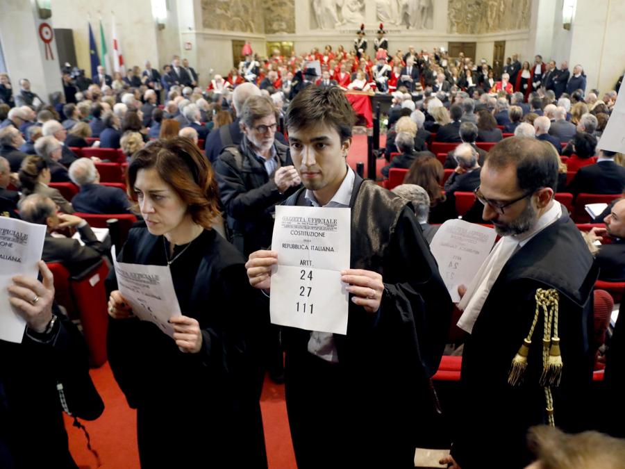 Protesta degli avvocati penalisti contro Piercamillo Davigo durante laa cerimonia di inaugurazione dell'Anno Giudiziario a Palazzo di Giustizia a Milano. (ANSA/Mourad Balti Touati)