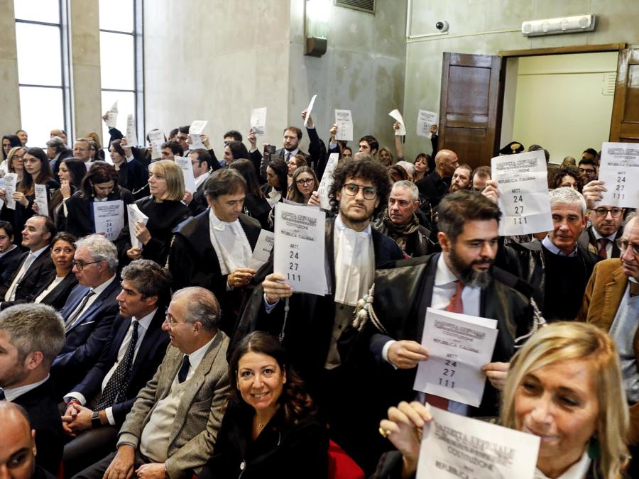 Protesta degli avvocati penalisti contro Piercamillo Davigo durante laa cerimonia di inaugurazione dell'Anno Giudiziario a Palazzo di Giustizia a Milano. (ANSA/Mourad Balti Touati)