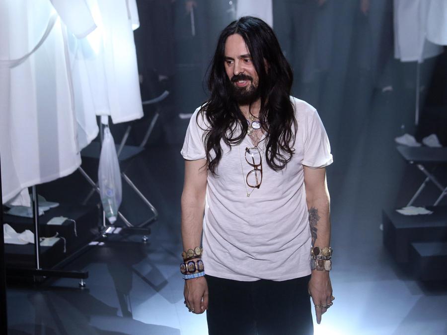 Lo stilista italiano Alessandro Michele saluta al termine della sfilata. (Ansa / Matteo Bazzi)