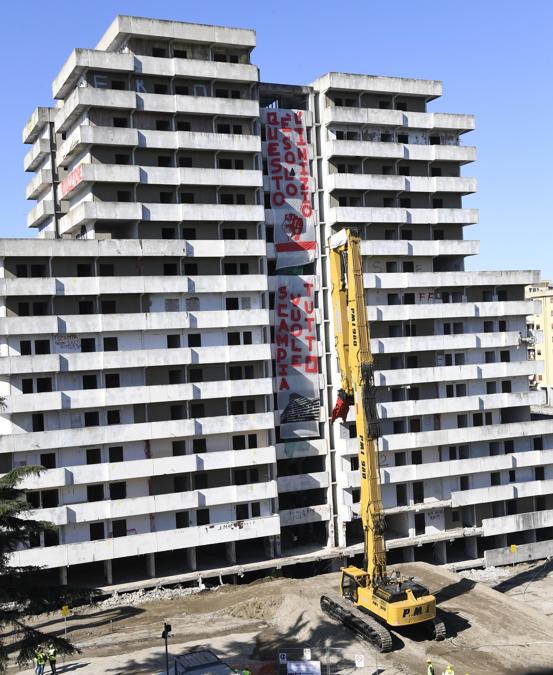 L'inizio dell'operazione di abbattimento della Vela Verde, la prima Vela del lotto M che sarà demolita a Napoli, 20 febbraio 2020. ANSA/CIRO FUSCO
