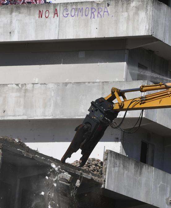 E' iniziata alle ore 11.17 la demolizione della prima delle ultime quattro Vele di Scampia, Napoli, 20 febbraio 2020. In una area di Napoli per anni simbolo di degrado, spaccio di droga, camorra ma anche lotta dei cittadini per ottenere il riconoscimento dei loro diritti, parte così il progetto Re-Start Scampia che prevede, nella prima fase, l'abbattimento delle Vele A, C, D e la rigenerazione della Vela B. L'obiettivo è quello di trasformare la 'Scampia di Gomorra' in una periferia a misura dei cittadini. ANSA/CIRO FUSCO