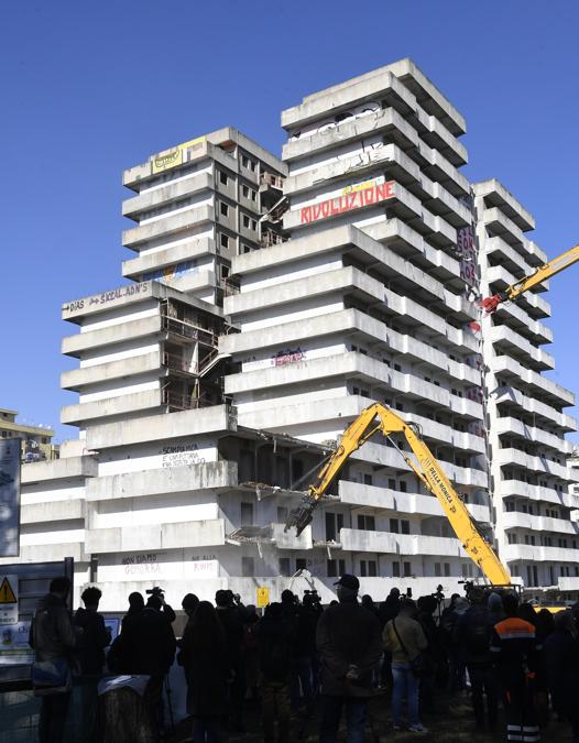 E' iniziata alle ore 11.17 la demolizione della prima delle ultime quattro Vele di Scampia, Napoli, 20 febbraio 2020. In una area di Napoli per anni simbolo di degrado, spaccio di droga, camorra ma anche lotta dei cittadini per ottenere il riconoscimento dei loro diritti, parte così il progetto Re-Start Scampia che prevede, nella prima fase, l'abbattimento delle Vele A, C, D e la rigenerazione della Vela B. L'obiettivo è quello di trasformare la 'Scampia di Gomorra' in una periferia a misura dei cittadini. ANSA/CIRO FUSCO