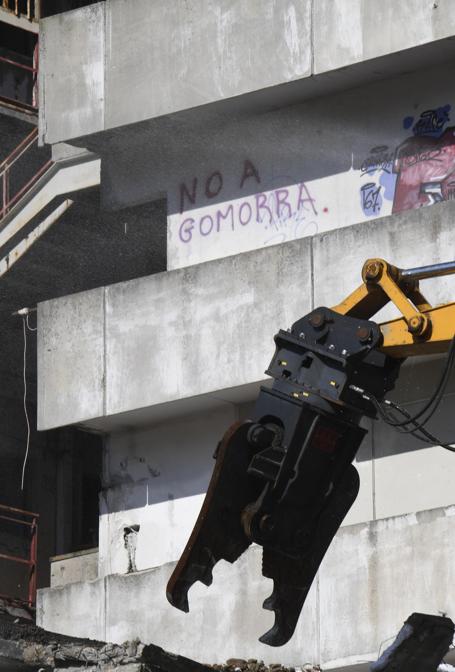 E' iniziata alle ore 11.17 la demolizione della prima delle ultime quattro Vele di Scampia, Napoli, 20 febbraio 2020. In una area di Napoli per anni simbolo di degrado, spaccio di droga, camorra ma anche lotta dei cittadini per ottenere il riconoscimento dei loro diritti, parte così il progetto Re-Start Scampia che prevede, nella prima fase, l'abbattimento delle Vele A, C, D e la rigenerazione della Vela B. L'obiettivo è quello di trasformare la 'Scampia di Gomorra' in una periferia a misura dei cittadini. ANSA/CIRO FUSCO