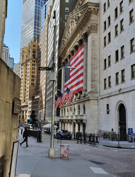 La facciata del New York Stock Exchange è stata tappezzata da un'enorme bandiera americana stesa in orizzontale. Come a dire: ce la faremo: L'America ce la farà anche questa volta.
