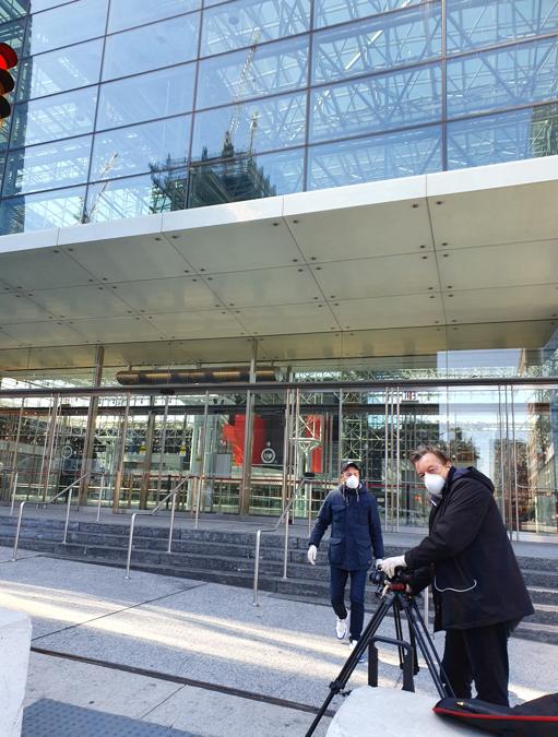 Una troupe televisiva con le mascherine davanti allo Javitz Center, il centro fieristico a Midtown dove il governatore Andrew Cuomo vuole aprire un ospedale temporaneo con 1.500 posti letto per le terapie intensive
