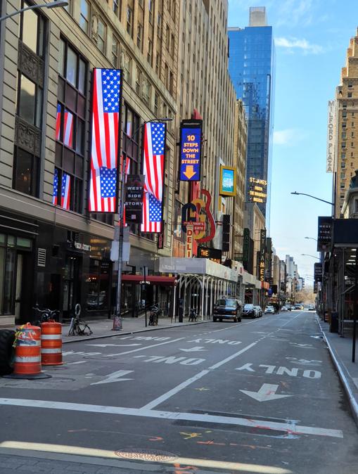 Una delle strade con i teatri di Broadway chiusi per la pandemia. Al posto dei cartelloni degli spettacoli le insegne luminose mostrano le bandiere americane.