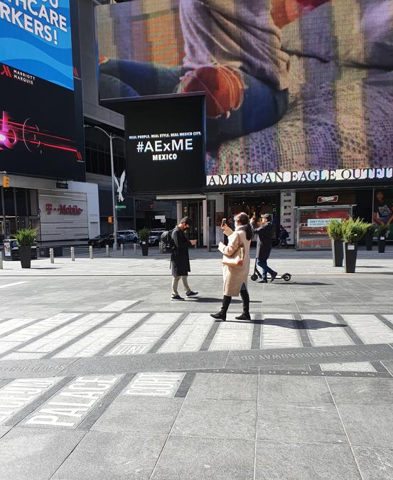 Times Square come appare in questi giorni. Uno dei posti più affollati del pianeta visitato ogni anno da quaranta milioni di turisti.