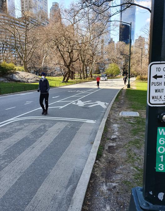 Di corsa a Central Park, con la mascherina.