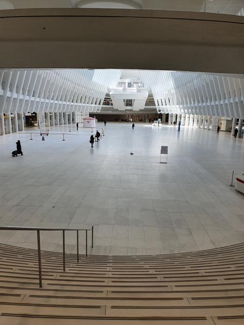 L'Oculus di Santiago Calatrava è un incrocio nevralgico per i pendolari che arrivano ogni giorno a Manhattan. In questi giorni è simile a una enorme cattedrale bianca. Vuota.