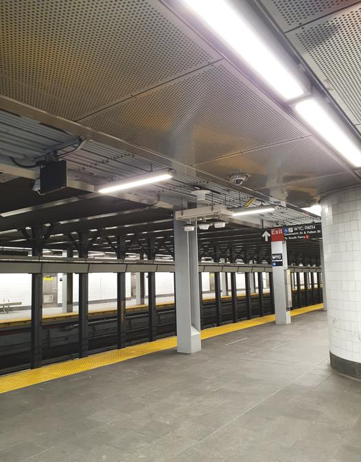 Stazione della metropolitana di New York a Fulton Street. Sulla banchina non c'è nessun passeggero