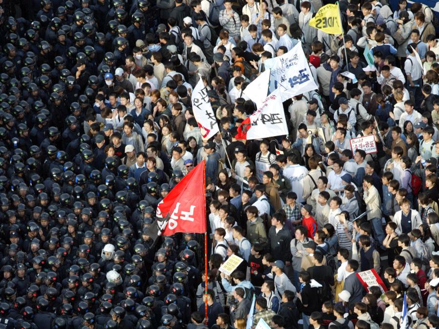 2 aprile 2003, agenti antisommossa bloccano i manifestanti che cercano di marciare sull'Assemblea Nazionale di Seoul per protestare contro l’invio di 700 studenti di medicina e ingegneria in Iraq (Reuters)