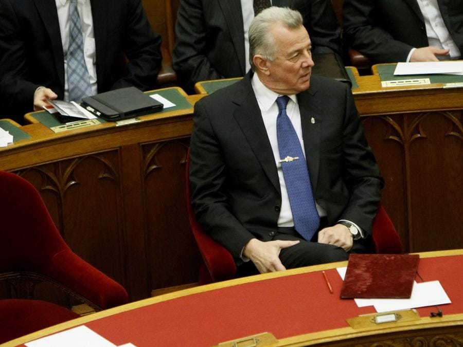 2 aprile 2012, il presidente ungherese Pal Schmitt annuncia le sue dimissioni dopo essere stato privato del dottorato per plagio (Reuters)
