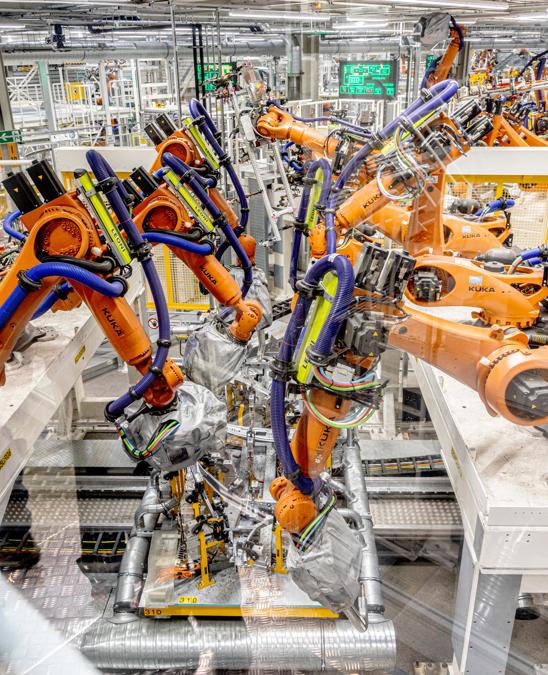 Lungo le aree dedicate all'assemblaggio c'è un silenzio irreale. Circa 1.700 robot, sistemi di trasporto autonomi e processi di produzione completamente automatizzati. L'assemblaggio delle scocche, rigorosamente in acciaio, è opera dei robot saldatori. È curioso: non ci sono moderne saldatrici laser, ma tradizionali teste ad arco montate sui bracci automatizzati. (Fotografie di Alberto Bernasconi per “IL”)