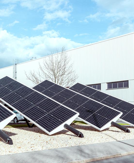 “Carbon neutral” in tutto il ciclo produttivo. La fabbrica Volkswagen delle auto elettriche di Zwickau è stata concepita per raggiungere questo traguardo che sarà poi esteso ad altri impianti del gruppo. Sono state predisposte azioni a 360 gradi per ridurre, evitare o compensare le emissioni di anidride carbonica lungo l'intero processo produttivo, attraverso l'impiego di rinnovabili e coinvolgendo tutta la catena di fornitura. Ciò vale in particolare per quanto riguarda le batterie, realizzate in Polonia dalla coreana LG Chem. (Fotografie di Alberto Bernasconi per “IL”)