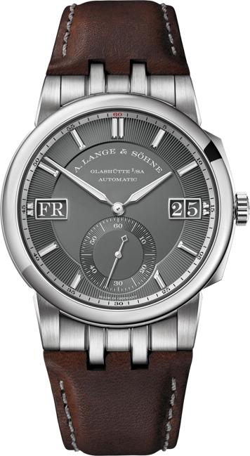 A. LANGE & SÖHNE. Lanciato sul finire del 2019, il modello Odysseus è stato il primo orologio sportivo elegante con cassa e bracciale in acciaio della casa tedesca. Nel 2020, questo modello è diventato una famiglia introducendo una versione con cassa in oro bianco e cinturino in pelle marrone o in caucciù (entrambi con chiusura in oro bianco)