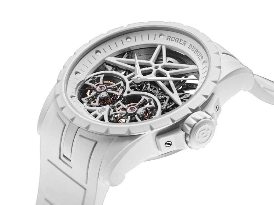 ROGER DUBUIS. La caratteristica architettura tridimensionale dell'orologeria Roger Dubuis nell'Excalibur Twofold permette di vedere un doppio tourbillon volante. Inoltre, per la cassa e la lunetta di questo modello, per la prima volta in orologeria è stato utilizzato un materiale speciale in fibra di composito minerale solitamente usato nell'industria aerospaziale. Inserti luminescenti anche sul cinturino