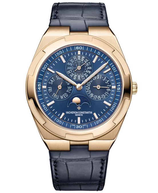 VACHERON CONSTANTIN. Il nuovo Overseas Calendario Perpetuo ultra-piatto è un orologio sportivo realizzato alla maniera di Vacheron Constantin, ovvero utilizzando materiali preziosi e movimenti meccanici di grande complessità all'apice dell'alta orologeria. Questo modello è in oro rosa e monta un sofisticato calibro automatico di manifattura capace di segnalare, sul quadrante blu, la data, il giorno della settimana, il mese, le fasi lunari e l'anno bisestile