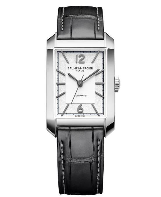 BAUME & MERCIER. Le forme rettangolari della cassa sono quelle storiche di una delle collezioni più riconosciute del brand ginevrino. Quello che cambia nei nuovi Hampton è lo stile che diventa più contemporaneo. Tra le versioni, ne esiste una grande (48x31mm le misure della cassa) con fondello trasparente che svela il movimento automatico
