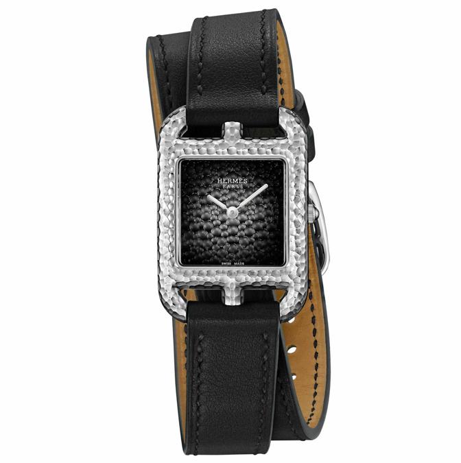 HERMÈS. Cape Cod è una delle collezioni più famose di Hermès. Quest'anno è stata proposta la versione Martelée, dal nome di una sofisticata tecnica orafa, la martellatura, che crea su cassa e quadrante (rivestito da uno strato di lacca) un effetto decisamente particolare. Cinturino in pelle