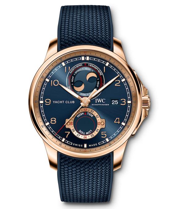 IWC. Il brand svizzero ha lanciato una nuova generazione di Portugieser, tra i quali una versione di Portugieser Yacht Club Moon & Tide con cassa in oro rosso e quadrante blu sul quale si trovano, a ore 6, la segnalazione delle maree (una novità assoluta su un Iwc) e, a ore 12, quella della doppia fase lunare (per l'emisfero nord e quello sud), ottimizzata per dare ulteriori notizie a chi naviga (come l'intensità delle correnti). Movimento automatico
