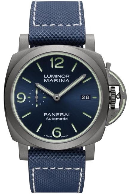 PANERAI. In casa Panerai si celebrano 70 anni di uno dei suoi simboli, Luminor, di cui è stato presentata la versione Luminor Marina 44 mm PAM01117. In edizione limitata a 270 pezzi, questo modello monta una cassa di 44 mm di diametro in titanio microsabbiato. Inoltre, su indici, numeri, lancette, proteggi corona, leve di serraggio e cuciture del cinturino ci sono inserti in Super-Luminova X1 per garantire all'orologio la massima luminosità anche a buio