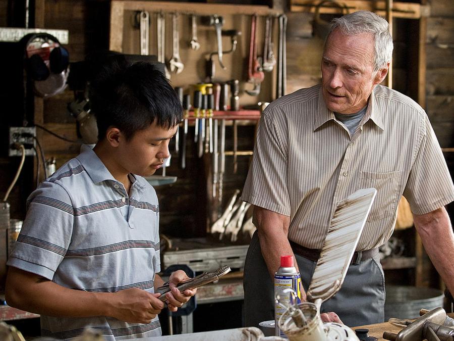 2009 - Gran Torino  -  Clint Eastwood e Bee Vang. (COLLECTION CHRISTOPHEL © Matten Productions / Double Nickel Entertainment)