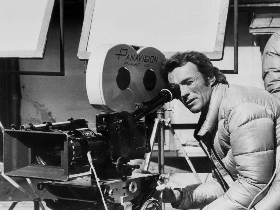 1974 - L’attore e regista Clint Eastwood mentre sta girando Assassinio sull’Eiger. (Photo by - / AFP)