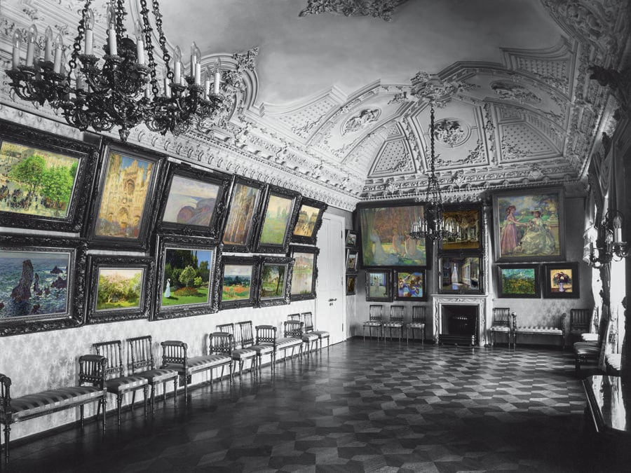 La sala della musica era dedicata agli impressionisti e ospitava tredici Monet, due Pisarro e un Sisley. I dipinti, con le loro molteplici sfumature di verde, rosa e blu, si stagliavano sulla tappezzeria di un tenue color argento dando vita a un'armonia dai toni freddi. (Colorizzazione delle foto degli archivi di famiglia: © Christine Delocque-Fourcaud)