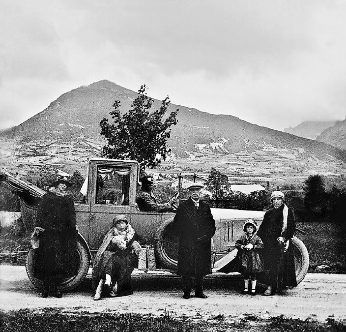La famiglia Ščukin accanto a una autovettura sulle montagne francesi, 1921. Da sinistra si riconoscono: Nadežda Ščukina, Vera Mirotvortseva, Sergej e la figlia Irina