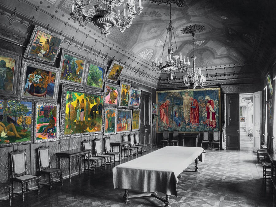 Un'altra veduta della sala da pranzo con i Gauguin e i Van Gogh. La parete accanto all'entrata era occupata dall'Adorazione dei magi, un grande arazzo realizzato da William Morris a partire da un cartone di Edward Burne-Jones. La predominanza dei toni blu e arancio lo poneva in netto contrasto con i dipinti. (Colorizzazione delle foto degli archivi di famiglia: © Christine Delocque-Fourcaud)