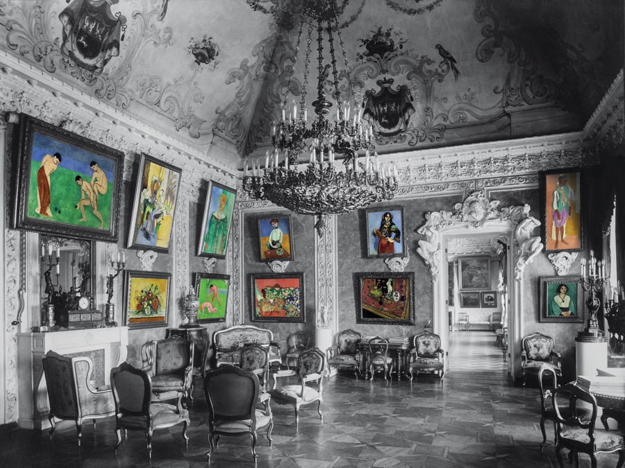 Il celebre salone rosa era l'ambiente preferito di Sergej Ščukin, che lo definiva la sua “orangerie profumata”. I variopinti fiori da ammirare erano le trenta opere di Matisse appese alle pareti. (Colorizzazione delle foto degli archivi di famiglia: © Christine Delocque-Fourcaud)