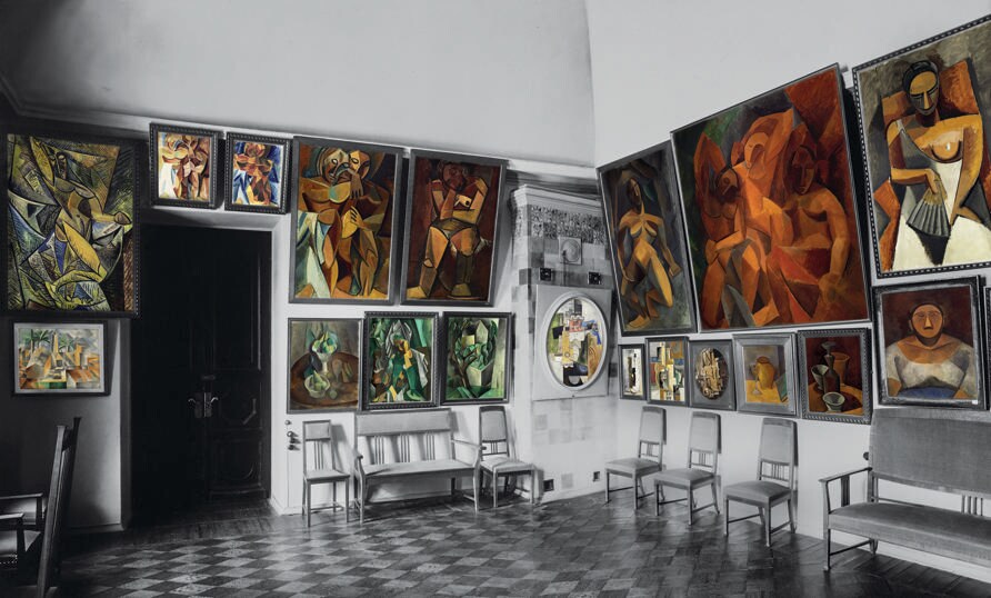 La sala dedicata a Picasso era un ambiente di appena venticinque metri quadrati con un soffitto a cupola. Sulle pareti bianche si affollavano quasi cinquanta dipinti del periodo protocubista e cubista dell'artista spagnolo. (Colorizzazione delle foto degli archivi di famiglia: © Christine Delocque-Fourcaud)