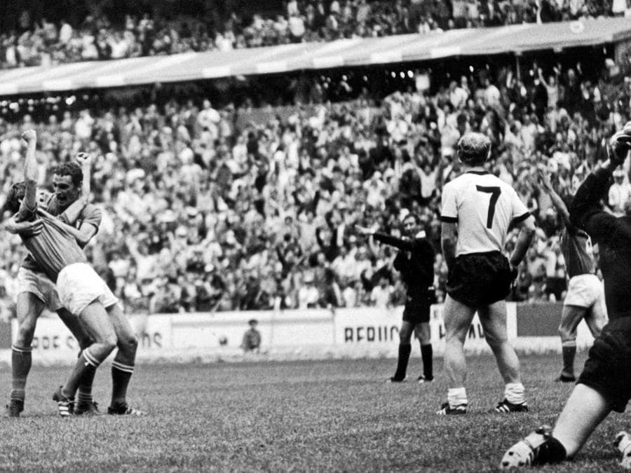 Gianni Rivera esulta dopo aver segnato il gol del 4-3. Con lui Gigi Riva  (ANSA / LEGA FILO D'ORO)