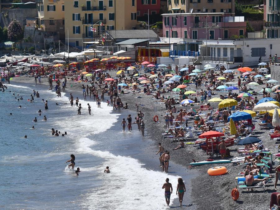 Spiagge libere molto affollate nonostante gli ingressi contingentati a numero chiuso sulle spiagge libere genovesi. (ANSA)