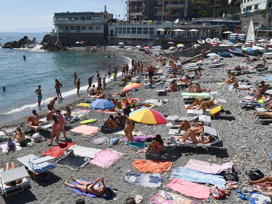 Spiagge libere molto affollate nonostante gli ingressi contingentati a numero chiuso sulle spiagge libere genovesi. (ANSA)