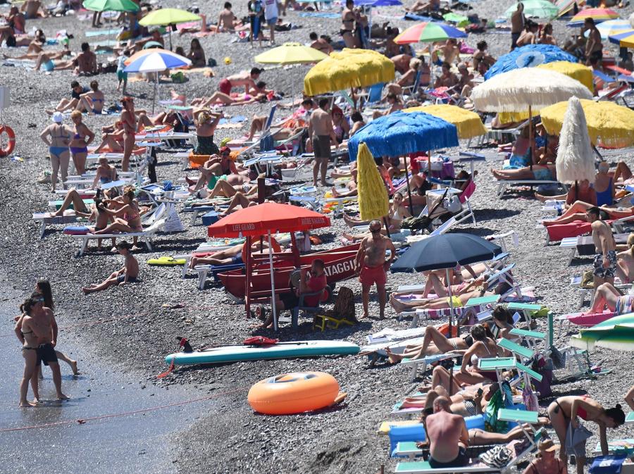 Spiagge libere molto affollate nonostante gli ingressi contingentati a numero chiuso sulle spiagge libere genovesi. (ANSA)