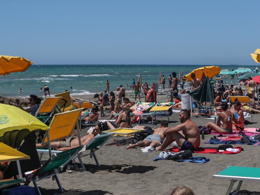 Ostia, Capocotta, assalto alle spiagge nel primo week-end di sole della stagione (Agf)